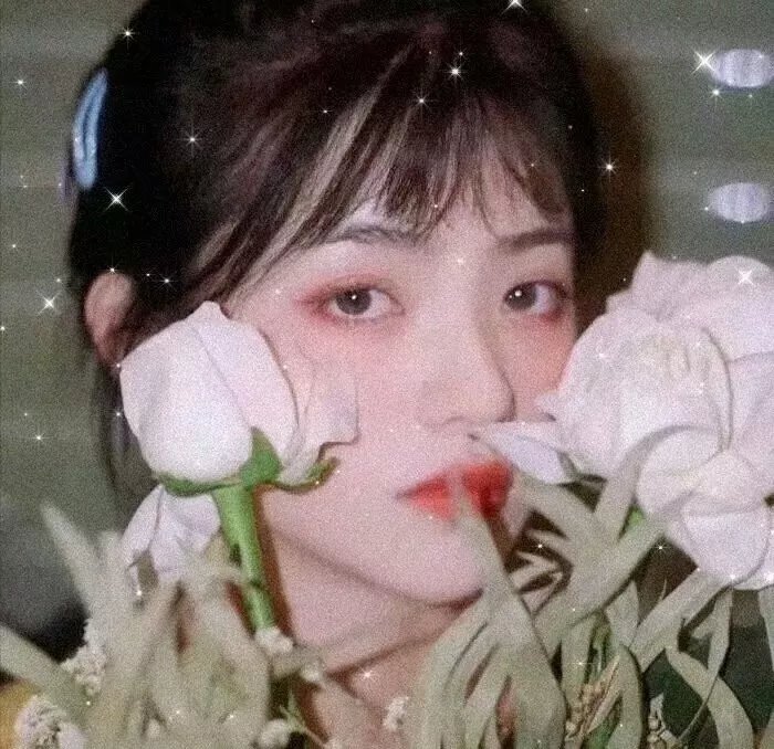 她背后的那双手
